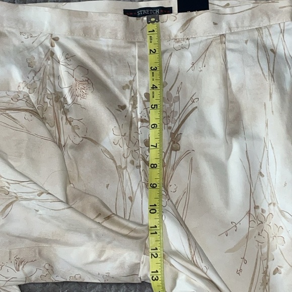 NWT Bill Blass Floral Print Capris. Size 10. Cotton/Lycra Blend. Cream/Brown. - Picture 8 of 13